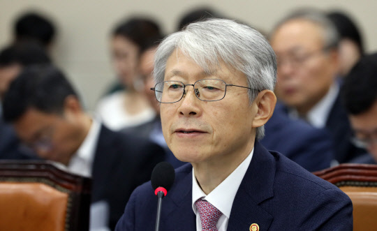 최기영 과학기술정보통신부 장관이 2일 오전 국회에서 열린 국회 과학기술정보방송통신위원회의 국정감사에서 질의에 답변하고 있다. 연합뉴스